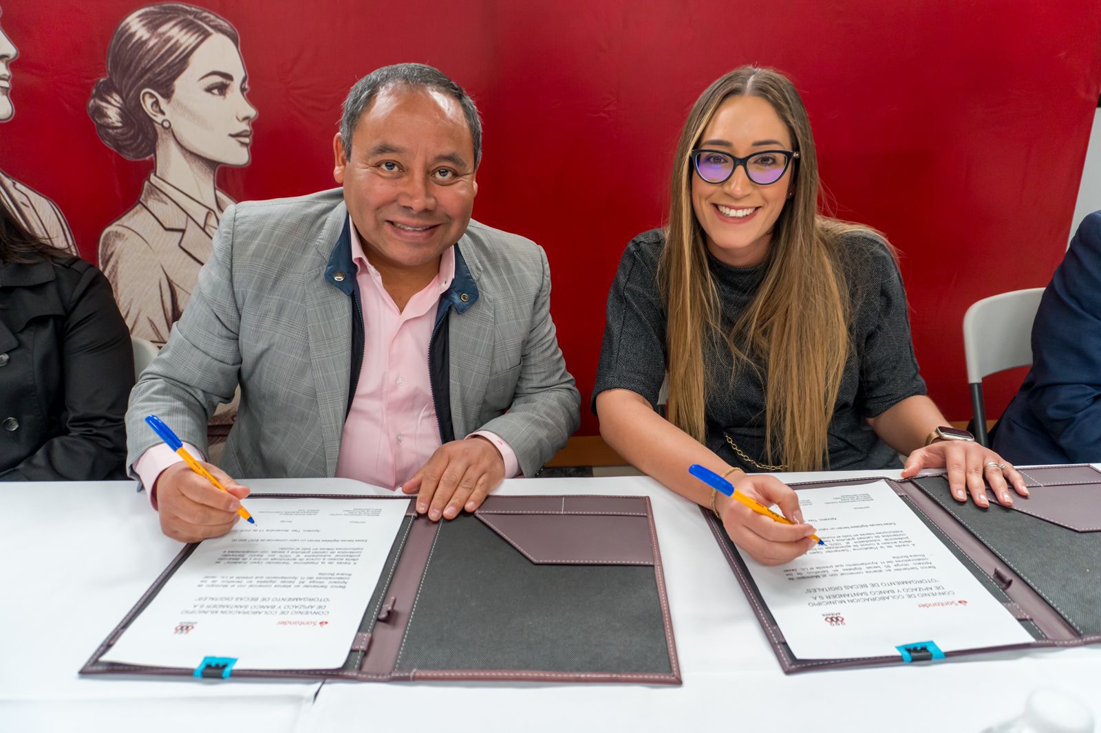 Fortalece Javier Rivera la formación del personal del Ayuntamiento de Apizaco con convenio firmado con Santander